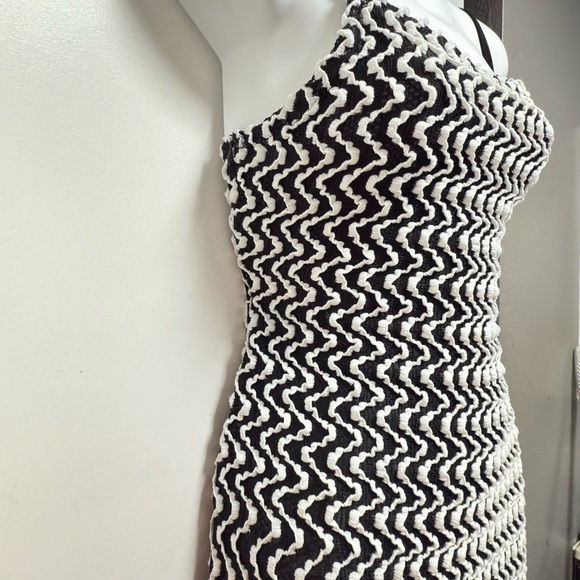 Black and White Zigzag Maxi Dress - Picture 6 of 7